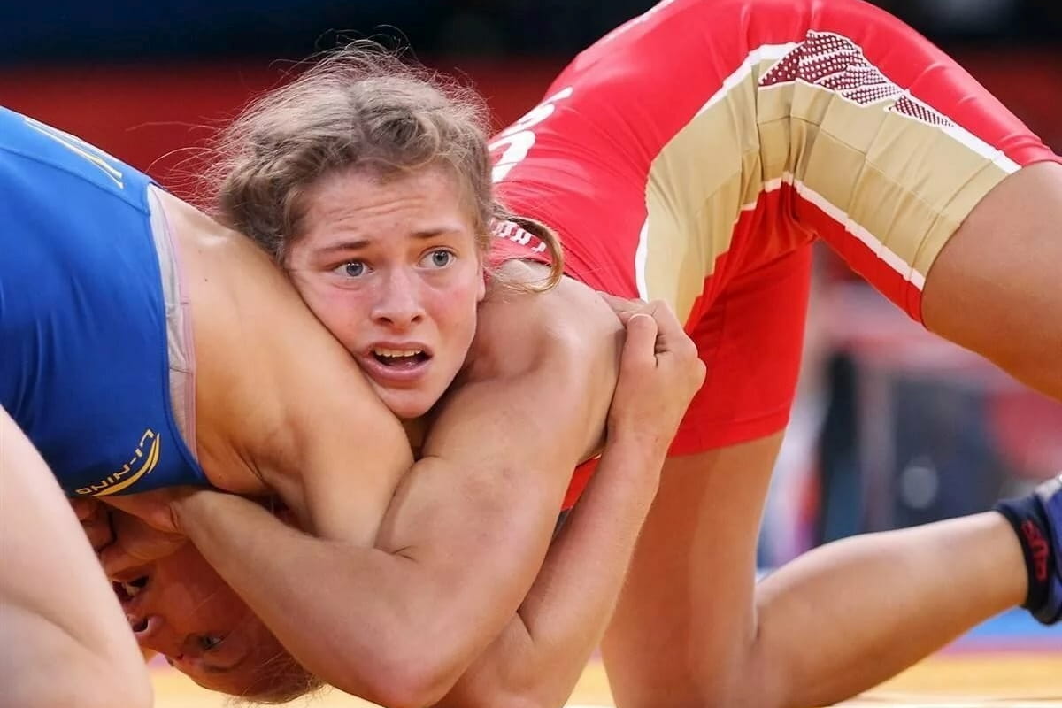12. It was at this very moment that she realized how bad things were 1